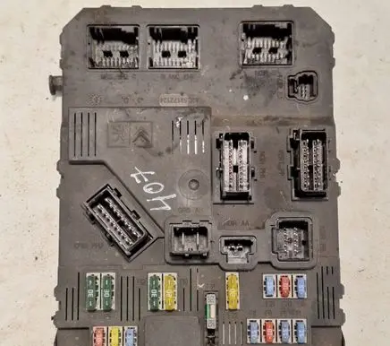 Peugeot 407 Fuse module 9662463380 BSIS0200 S120104700N