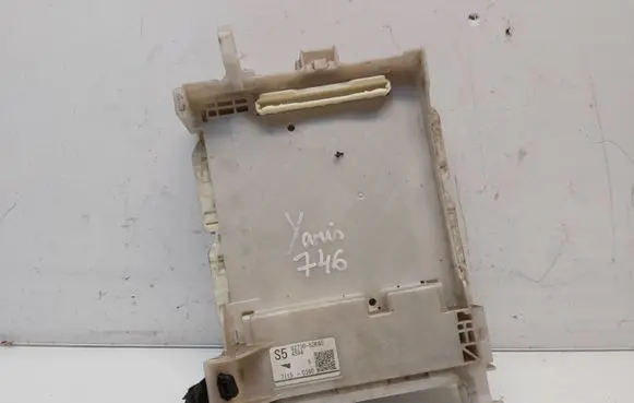 Toyota Yaris Fuse module 8273052K40 4594