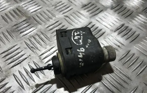 Audi 80 90 S2 B4 Headlight level adjustment motor 