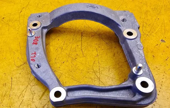 Peugeot 308 Engine mount bracket 9851073980