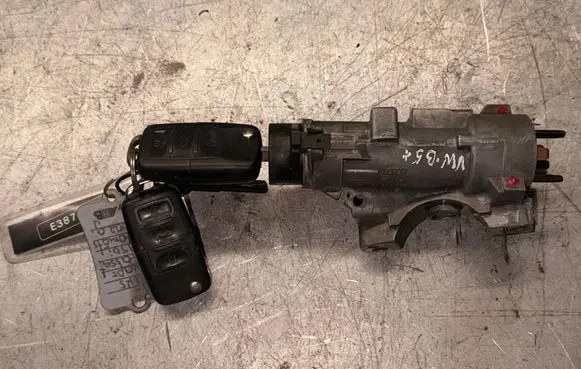 Volkswagen PASSAT B5.5 Ignition lock 4B0905851B