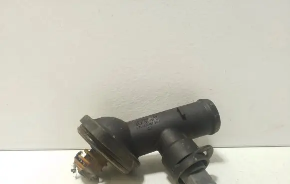 Volkswagen PASSAT B6 Engine coolant pipe/hose 03G121121D
