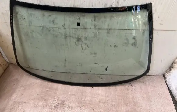 Peugeot 306 Front windscreen/windshield window 