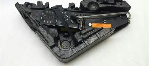 Volkswagen Touareg I Tool set 7L0011031B