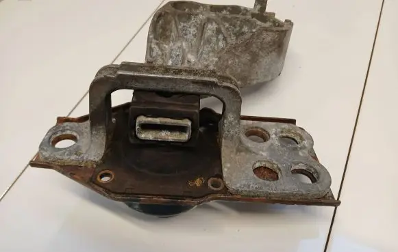 Nissan Qashqai Engine mount bracket F6036100