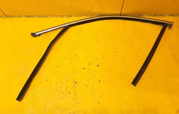 BMW X3 G01 Front door glass trim molding 7393425
