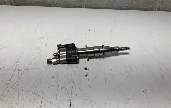 BMW 5 F10 F11 Fuel injector 7585261