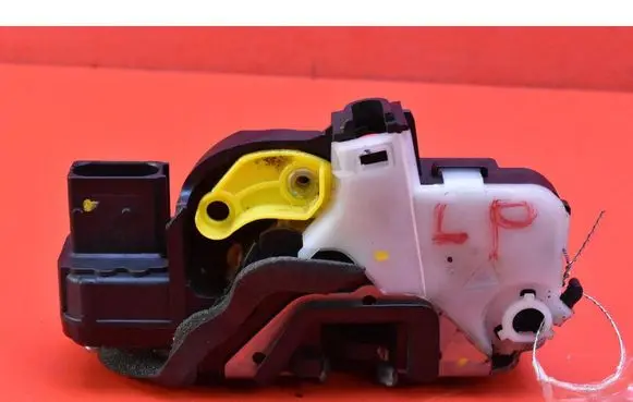 Opel Astra J Front door lock 13577983TG