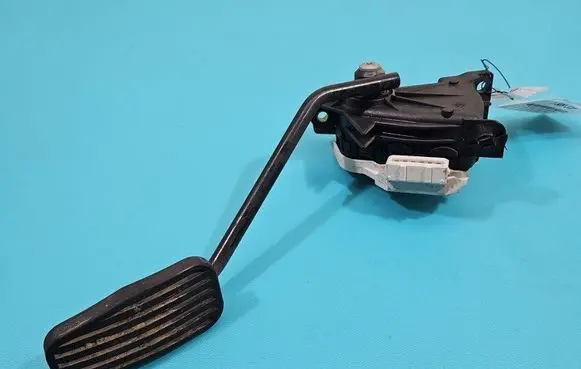 Accelerator throttle pedal