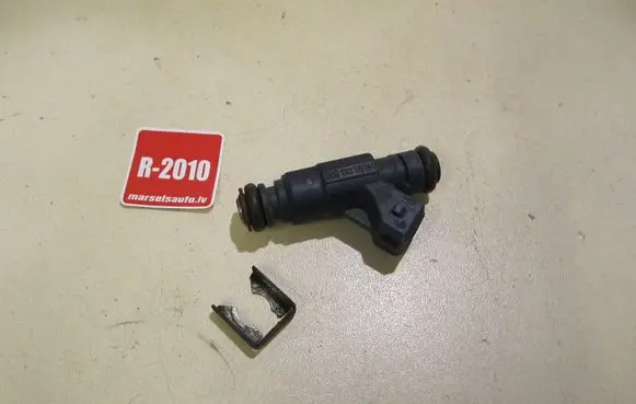 Audi A4 S4 B7 8E 8H Fuel injector 06B133551M