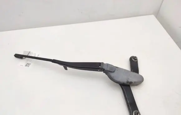 Front wiper blade arm