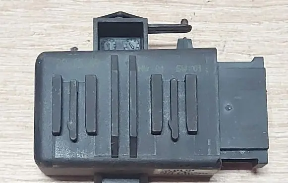 Volkswagen Caddy Seat heating relay 1K0959772