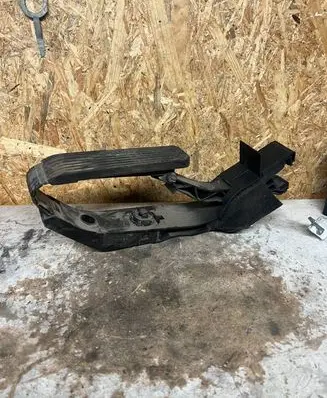 Mercedes-Benz E W211 Accelerator throttle pedal A2113000404