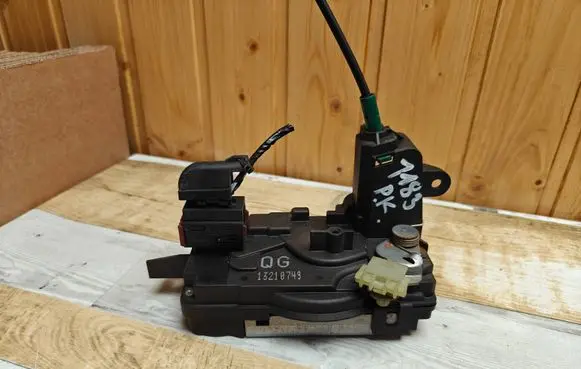Opel Zafira B Front door lock 13210749