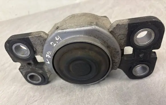 Volvo V70 Engine mount bracket 8070MO8