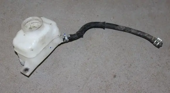 Lexus RX 330 - 350 - 400H Brake fluid reservoir 13231140390