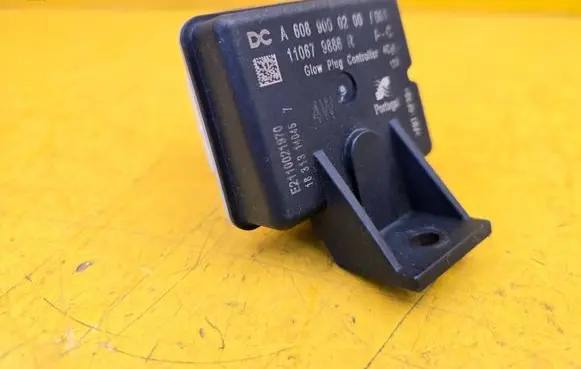Mercedes-Benz A W177 Glow plug pre-heat relay A6089000200 110679886R