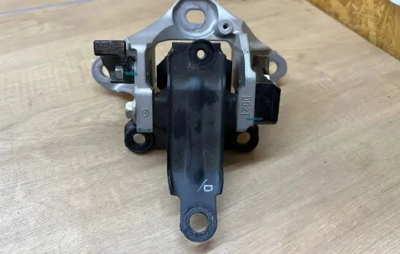 Mazda CX-3 Engine mount bracket DB2T