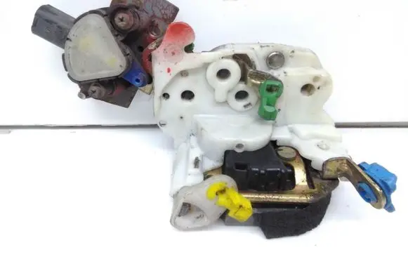 Subaru Impreza I Front door lock