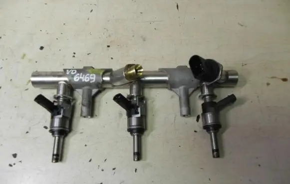 Audi A4 S4 B8 8K Fuel distributor 06E130089AF VD6469
