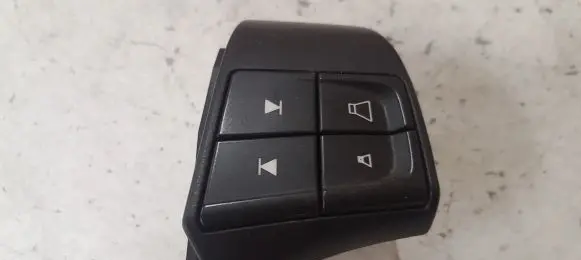 Steering wheel buttons/switches