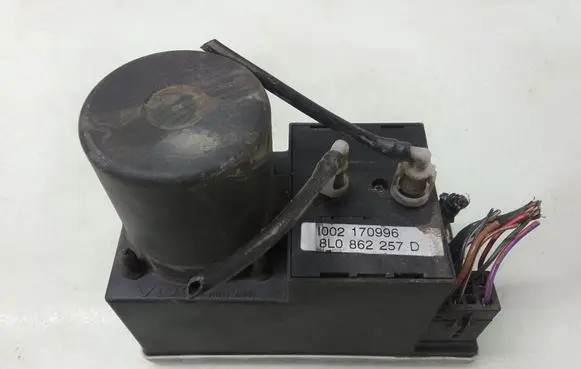 Audi A3 S3 8L Central locking vacuum pump 8L0862257D