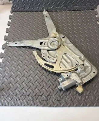 Volvo XC90 Front door window regulator motor 0130821761