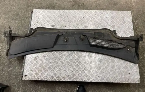 Mercedes-Benz CLA C117 X117 W117 Wiper trim A1768300113