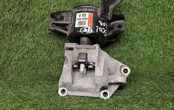 Engine mount bracket
