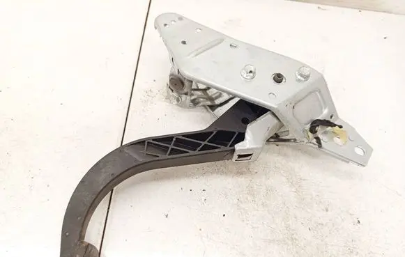 Opel Astra H Clutch pedal 28870