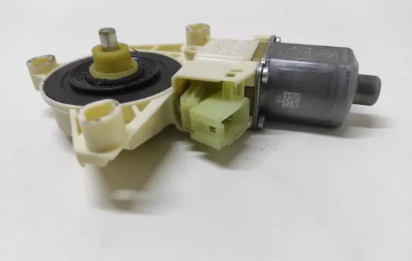 Mercedes-Benz C W204 Front door window regulator motor A2048200142