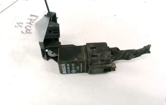Volkswagen PASSAT B6 Glow plug pre-heat relay 0281003038