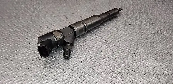 BMW 5 E39 Fuel injector 7785984 0445110047