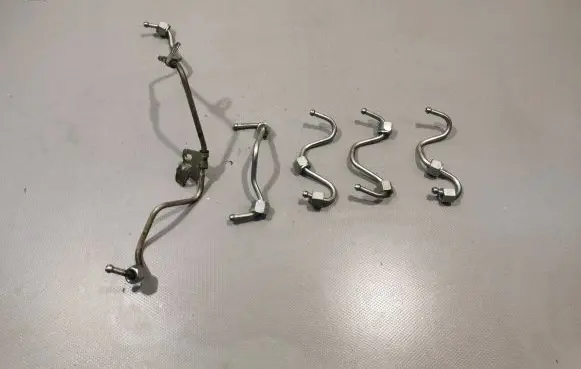 Nissan Qashqai+2 Fuel injector supply line/pipe 