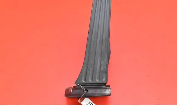 Accelerator throttle pedal