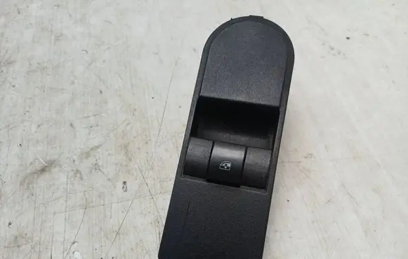 Opel Zafira B Electric window control switch 13197132 LK03459160 93162821
