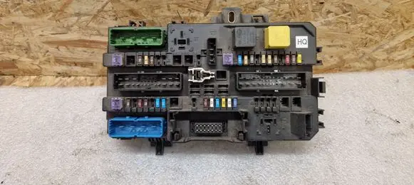 Opel Zafira B Fuse module 13220831