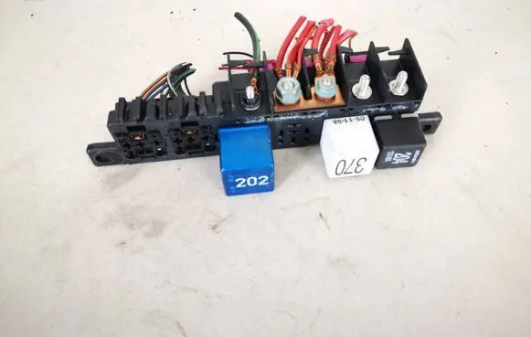 Volkswagen PASSAT B5 Fuse box set 8l0941822a