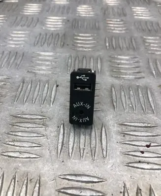 BMW 4 F32 F33 AUX in-socket connector 9229246 MD169593