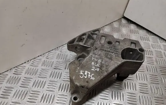 Volkswagen PASSAT B6 Engine mounting bracket 06F199207H