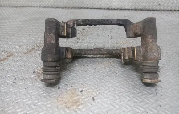 Toyota Corolla Verso AR10 Brake caliper pad carrier rear 