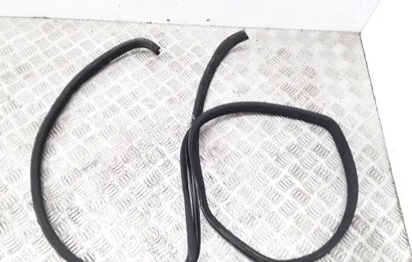Mercedes-Benz E W124 Rear door rubber seal (on body) 