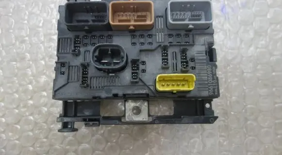Peugeot 207 Fuse module 9661086980