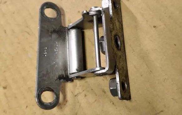 Tailgate/trunk/boot hinge