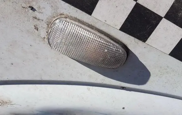 Front fender indicator light