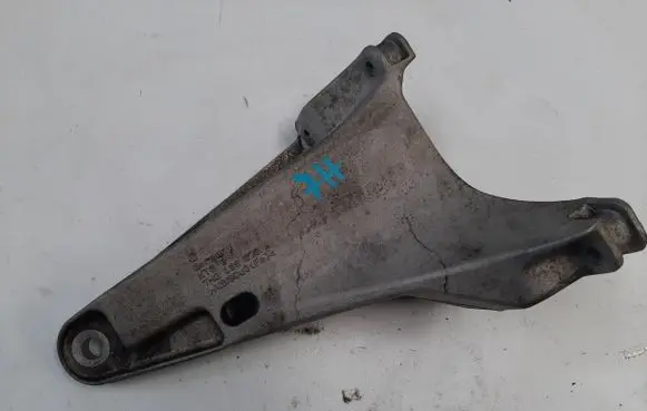 Engine mount bracket