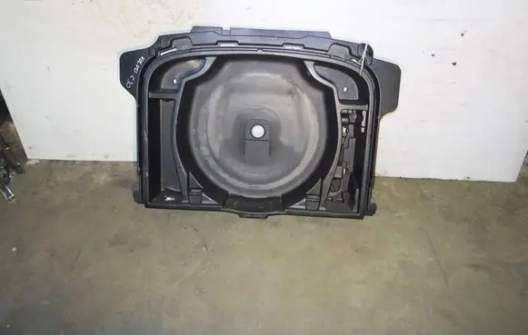 Volvo C30 Spare wheel section trim 