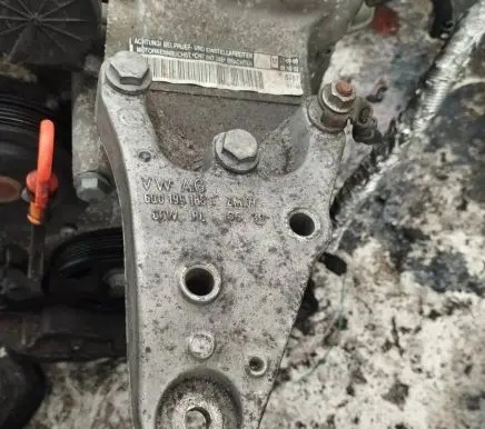 Engine mounting bracket