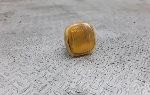 Front fender indicator light