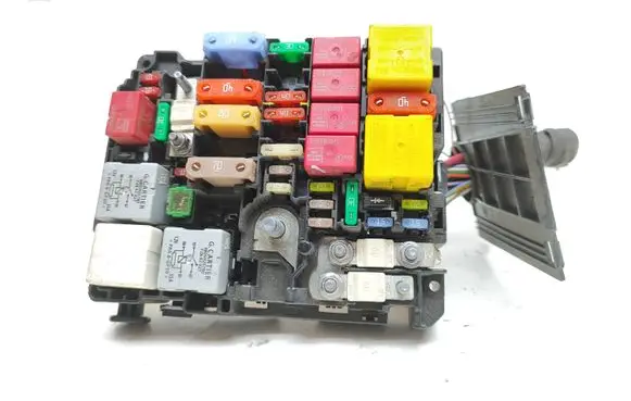 Peugeot 3008 II Fuse module 9804848580